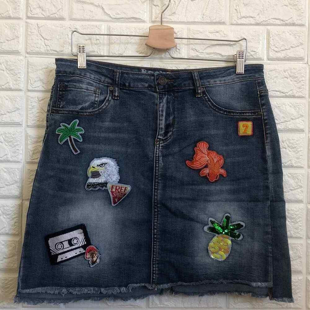Rocks and Indigo‎ frayed edge appliqué jean skirt Women’s Size 12